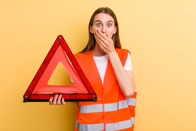 Foto jonge volwassen mooie vrouw auto noodconcept