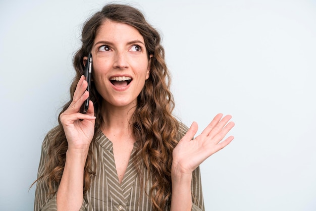 Jonge volwassen mooie vrouw die een slimme telefoon met behulp van