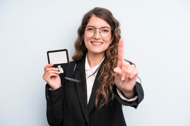 Jonge volwassen mooie vrouw die een vip-pas-id toont