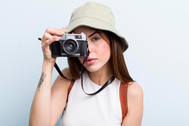 Jonge volwassen mooie vrouw die van haar vakantietoeristenconcept geniet