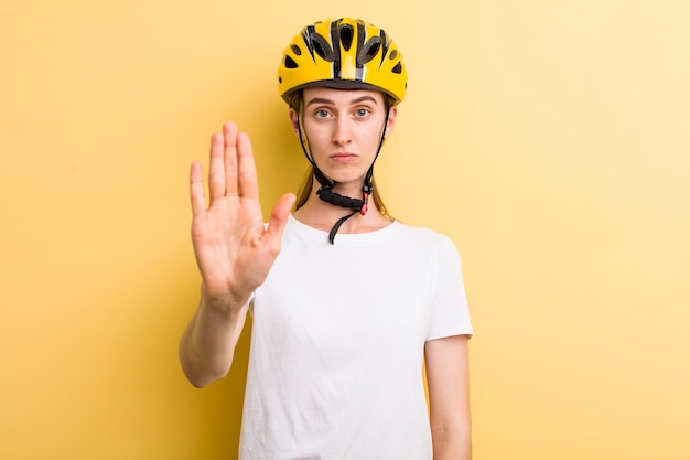 Jonge volwassen mooie vrouw fiets cocnept