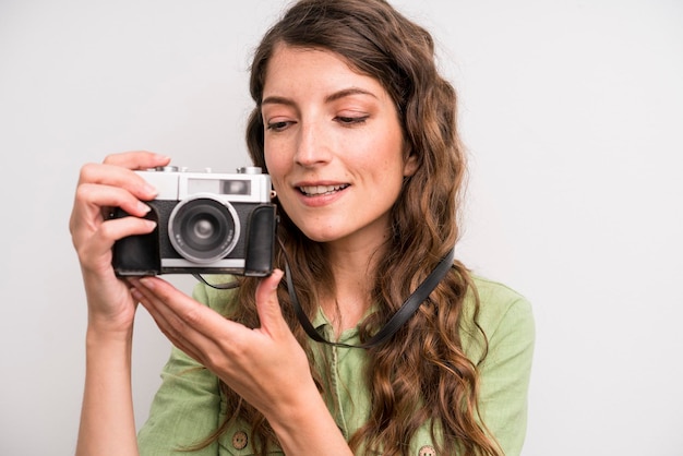 Jonge volwassen mooie vrouw fotograaf concept