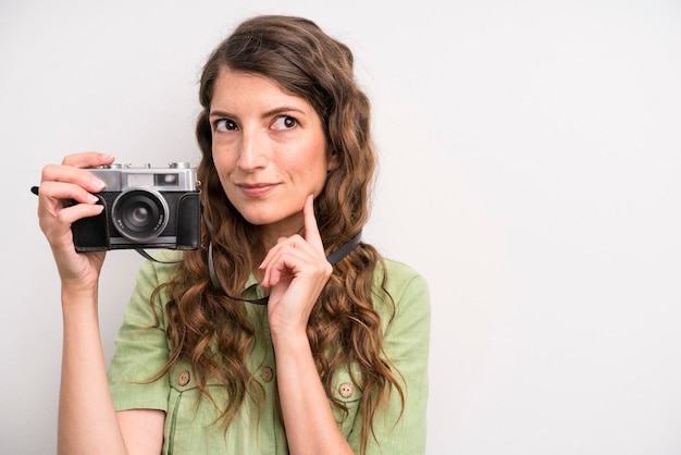 Jonge volwassen mooie vrouw fotograaf concept