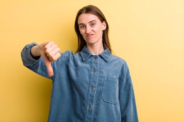 Foto jonge volwassen mooie vrouw geïsoleerd tegen gele muur