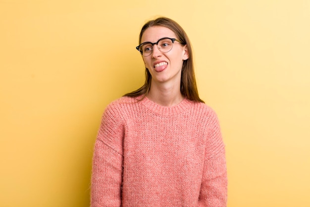 Jonge volwassen mooie vrouw geïsoleerd tegen gele muur