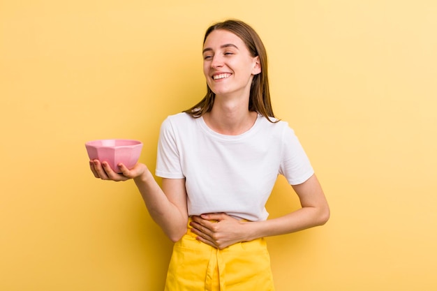 Jonge volwassen mooie vrouw leeg koken kom concept