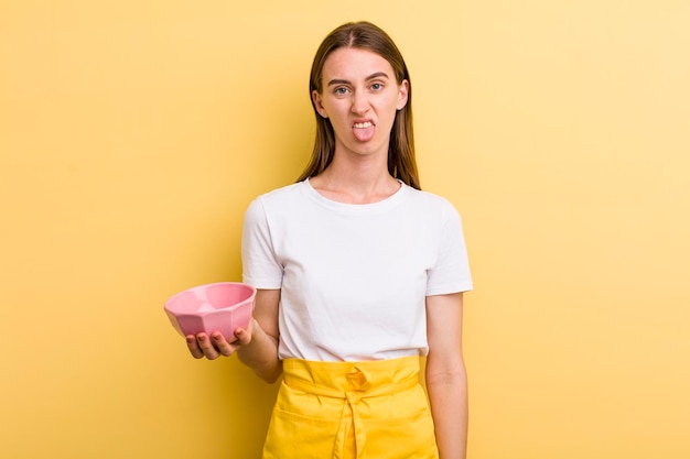 Jonge volwassen mooie vrouw leeg koken kom concept