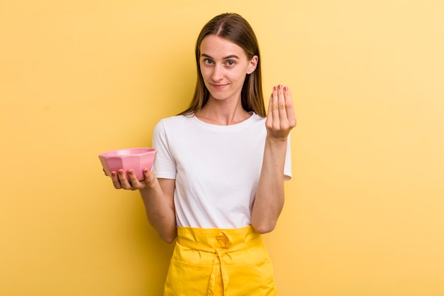 Jonge volwassen mooie vrouw leeg koken kom concept