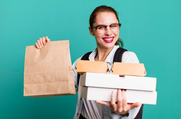 Jonge volwassen mooie vrouw met afhaalmaaltijden fastfooddozen