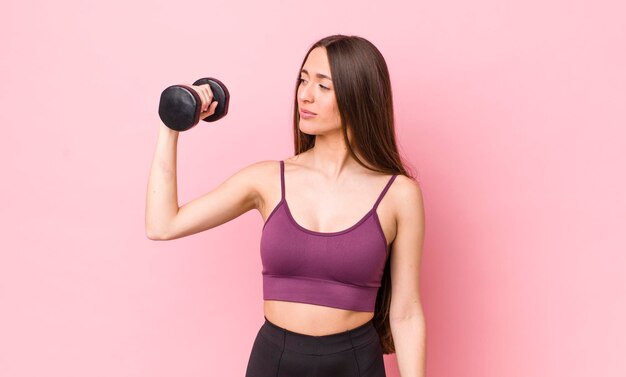 Jonge volwassen mooie vrouw met een dumbbell-fitnessconcept