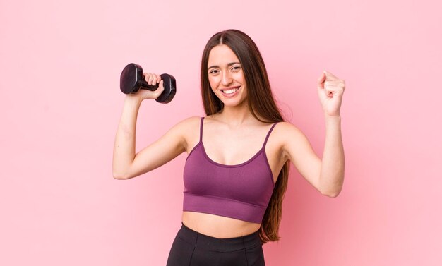 Jonge volwassen mooie vrouw met een dumbbell-fitnessconcept