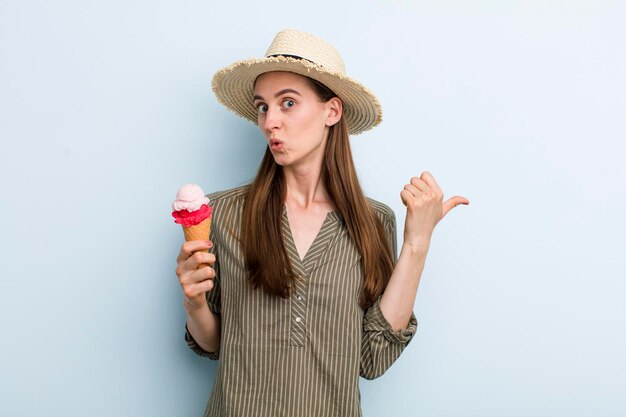 Jonge volwassen mooie vrouw met een ijsje zomer cocnept