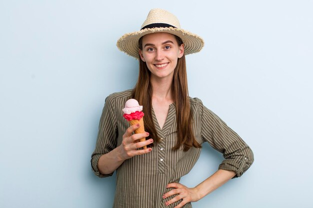 Jonge volwassen mooie vrouw met een ijsje zomer cocnept