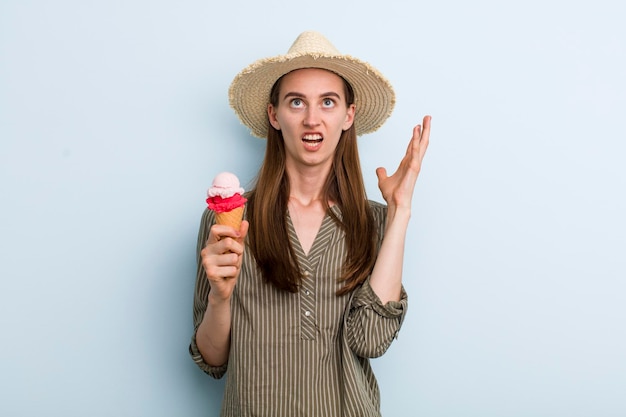 Jonge volwassen mooie vrouw met een ijsje zomer cocnept