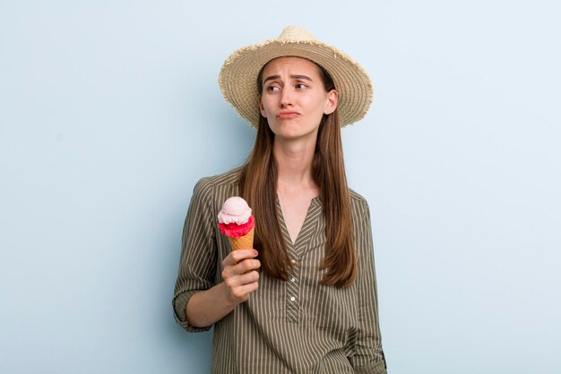 Jonge volwassen mooie vrouw met een ijsje zomer cocnept