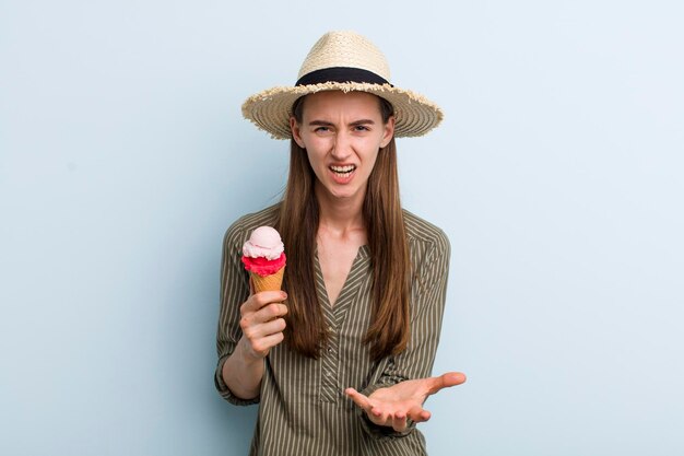 Jonge volwassen mooie vrouw met een ijsje