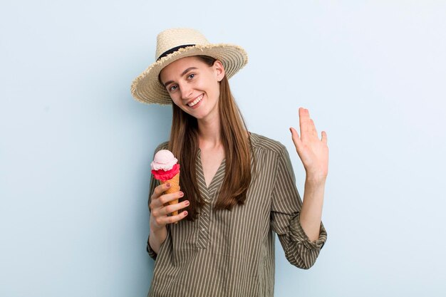 Jonge volwassen mooie vrouw met een ijsje