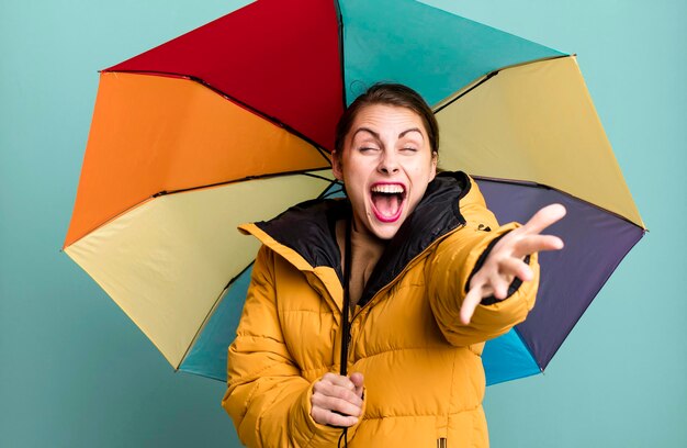 Jonge volwassen mooie vrouw met een paraplu regen winter en koud concept