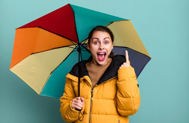 Jonge volwassen mooie vrouw met een paraplu regen winter en koud concept