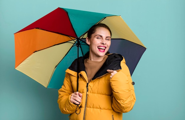 Jonge volwassen mooie vrouw met een paraplu regen winter en koud concept