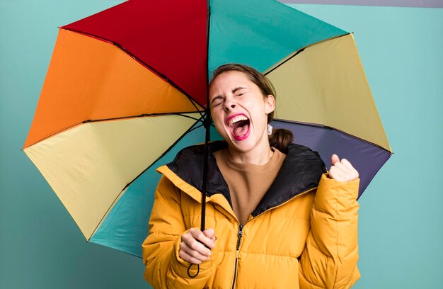 Jonge volwassen mooie vrouw met een paraplu regen winter en koud concept