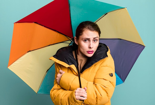 Jonge volwassen mooie vrouw met een paraplu regen winter en koud concept