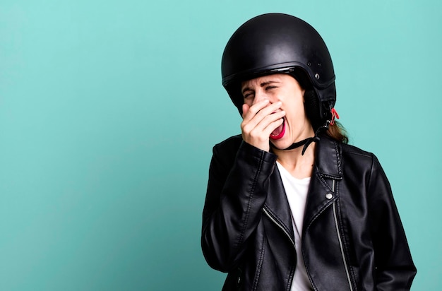 Jonge volwassen mooie vrouw motorrijder met leren jas en helm