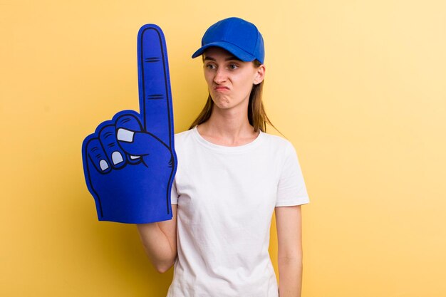 Jonge volwassen mooie vrouw nummer één hand fan concept