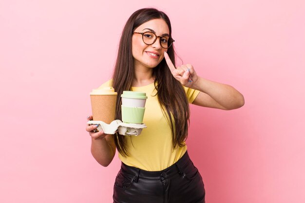 Jonge volwassen mooie vrouw om koffieconcept mee te nemen