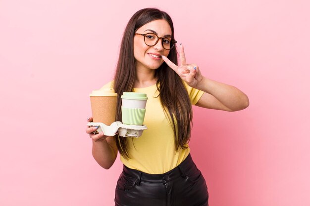 Jonge volwassen mooie vrouw om koffieconcept mee te nemen