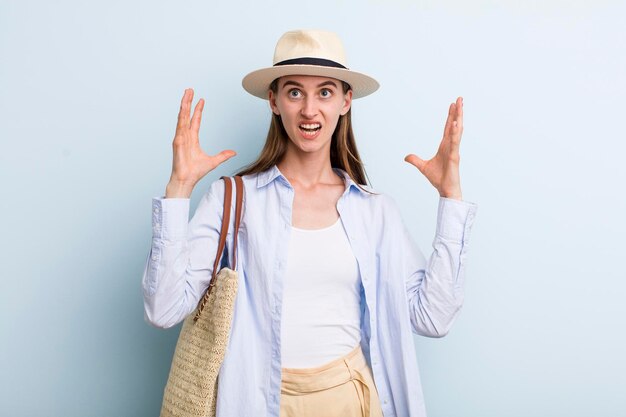 Jonge volwassen mooie vrouw op haar zomervakantie