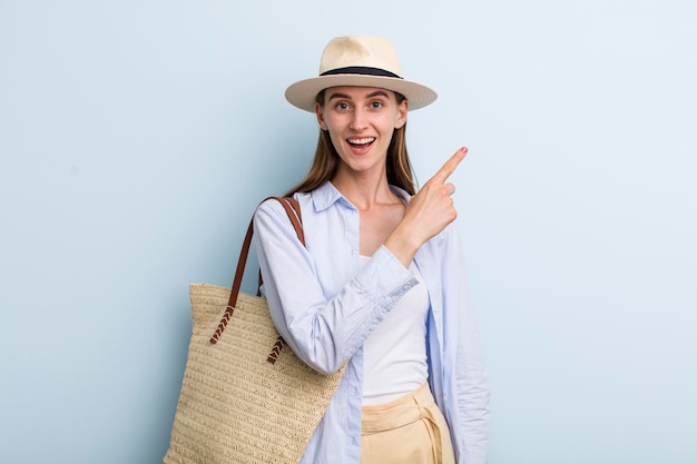 Jonge volwassen mooie vrouw op haar zomervakantie