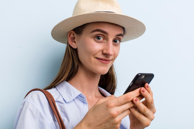 Jonge volwassen mooie vrouw op haar zomervakantie