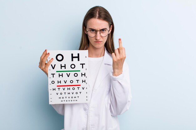 Jonge volwassen mooie vrouw optische visie test cocnept