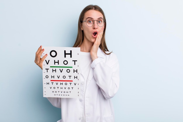 Jonge volwassen mooie vrouw optische visie testconcept