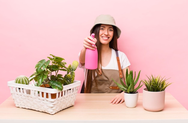 Jonge volwassen mooie vrouw tuinieren concept