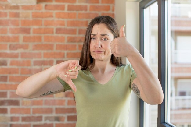 Jonge volwassen mooie vrouw voelt zich verward, geen idee en onzeker, en weegt het goede en het slechte af in verschillende opties of keuzes