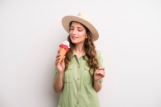 Jonge volwassen mooie vrouw zomer en ijs concept