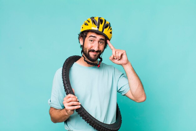 Jonge volwassen Spaanse gekke man fietsconcept
