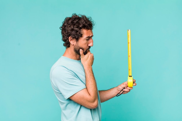 Jonge volwassen Spaanse gekke man met een meditatiemeter