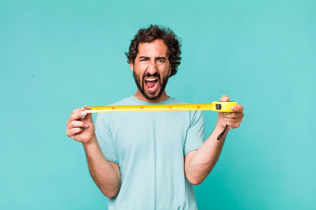 Jonge volwassen Spaanse gekke man met een meditatiemeter