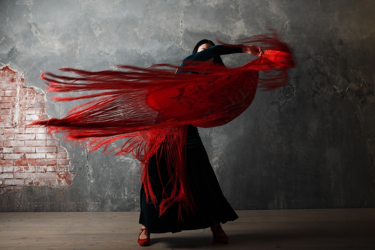 Foto jonge volwassen spaanse vrouw flamenco dansen op grijze vintage studio background