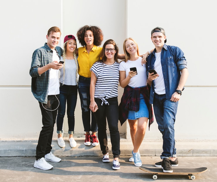 Foto jonge volwassen vrienden die smartphones samen gebruiken