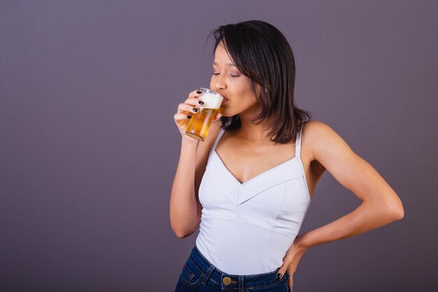 Jonge volwassen vrouw uit het noordoosten van Brazilië Bier drinken