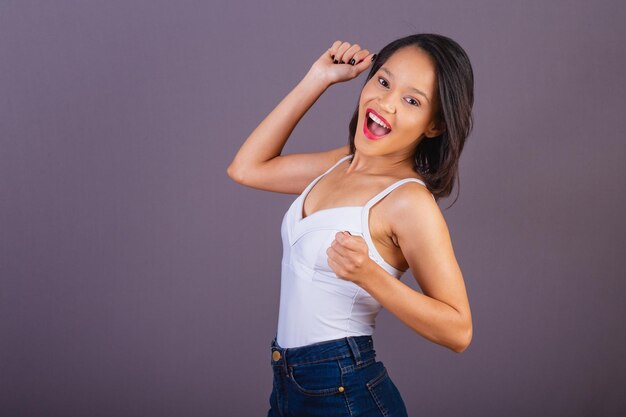 Jonge volwassen vrouw uit het noordoosten van Brazilië dansen en feesten