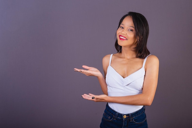 Jonge volwassen vrouw uit het noordoosten van Brazilië op de linker publiciteitsfoto