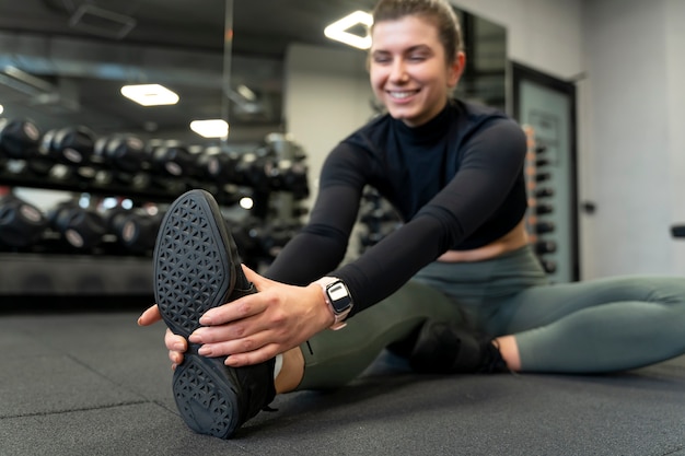 Foto jonge volwassene die binnensport doet in de sportschool