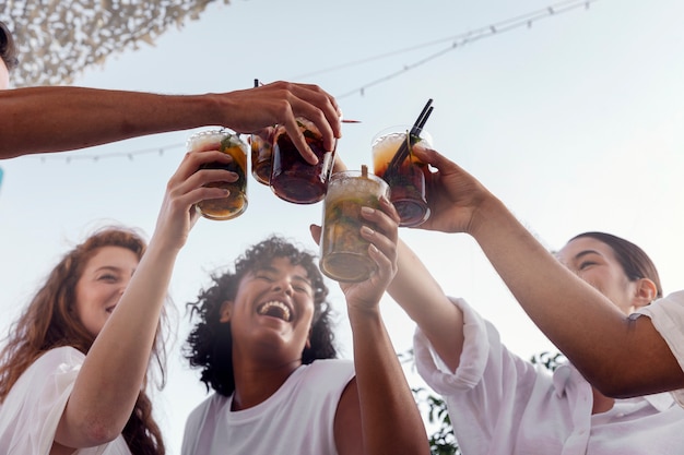 Foto jonge volwassene die plezier heeft op een wit feestje