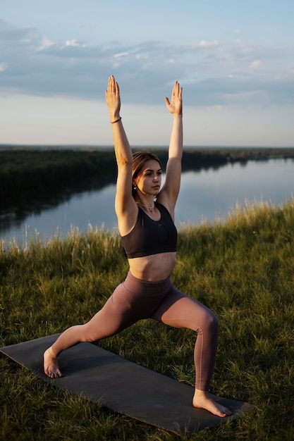 Foto jonge volwassene genieten van yoga in de natuur