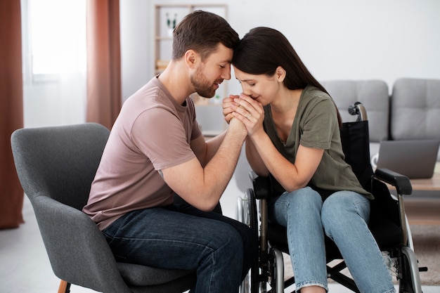 Foto jonge volwassene helpt gehandicapte vriend